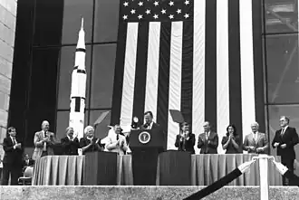 Photographie en couleur de l'équipage d'Apollo 11 lors d'un discours présidentiel.