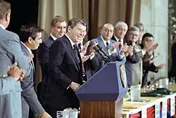 Le président des États-Unis applaudi à la tribune.