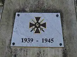 La croix de guerre 1939-1945 sur le monument aux morts.