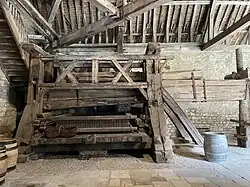 Pressoir exposé dans la cuverie