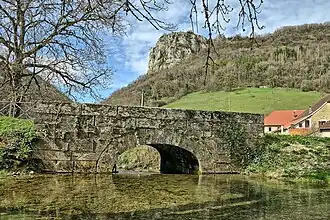 Pont sur La Vache avec, au second plan, le promontoire de Château et sa croix.