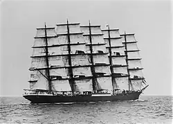 Cinq-mâts entièrement gréé de voiles carrées.