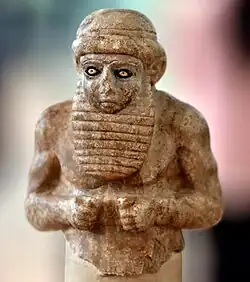 Statuette d'un « roi-prêtre », période de Djemdet Nasr, v. 3000 av. J.-C. Musée national d'Irak.