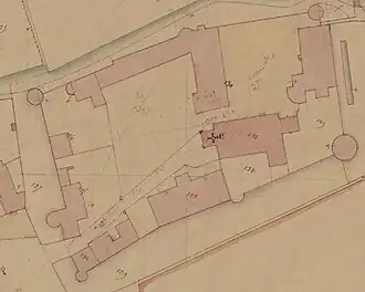 Extrait d'un cadastre colorisé représentant le plan au sol de bâtiments.