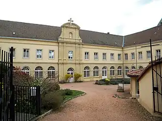 Entrée du prieuré Saint-Hugues.