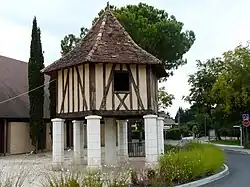 Le « pigeonnier » sur la place du Groupe-Loiseau.