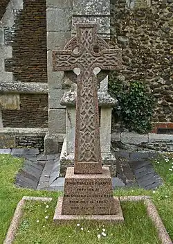 Photographie d'une tombe ornée d'une croix de Cantorbéry.
