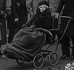 La princesse Béatrice sur un fauteuil roulant, 1936