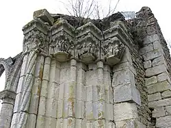 Vestiges de l'église Notre-Dame de Corbeil : chapiteaux historiés.