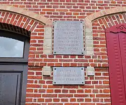 Plaque-monument aux morts sur la façade de la mairie.