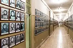 Des photographies d'identité judiciaire d'anciens détenus.