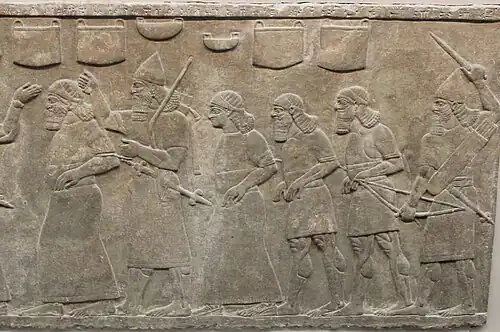 Prisonniers et butin, bas-relief du Palais Nord-Ouest de Nimroud (IXe&nbsp;siècle&nbsp;av. J.-C.). British Museum.