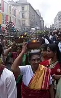 Des pénitentes en procession lors de la Fête de Ganesh à Paris.