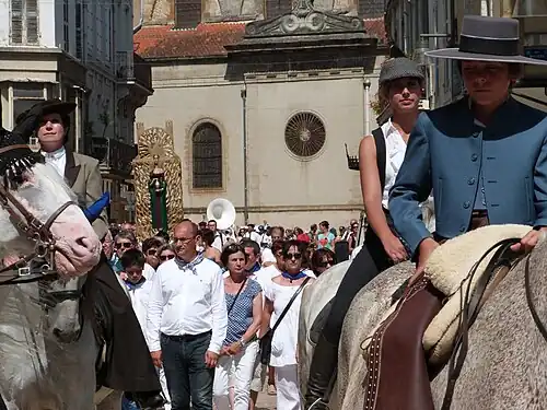 Procession de la Madeleine dans la rue Robert-Wlérick
