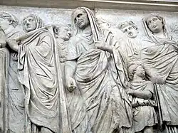 Détail avec Agrippa voilé et derrière lui Julia ; à l'arrière-plan, la main sur la tête d'un enfant, se tiendrait Livie