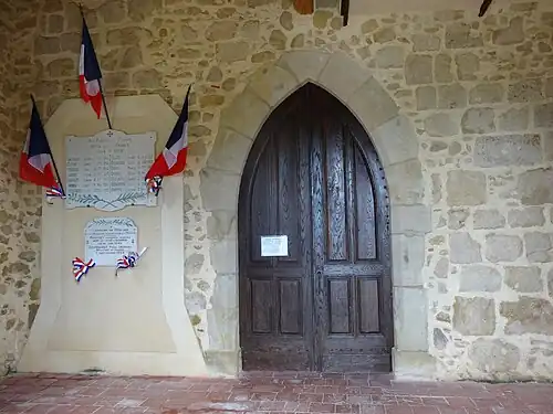 Le porche abrite le monument aux morts.
