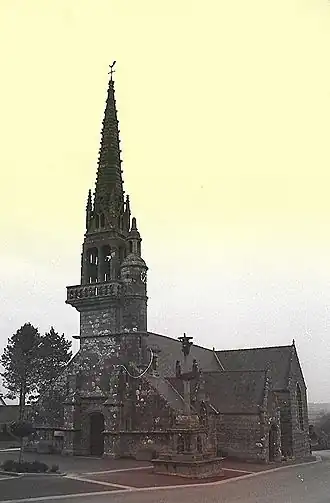 La façade occidentale et flanc sud de l'édifice.