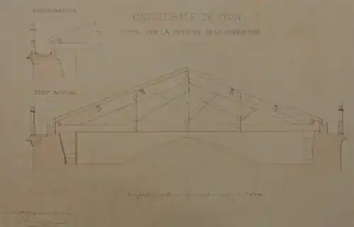 Coupe sur une charpente triangulaire basse (angles adjacents à la base du triangle très aigus).