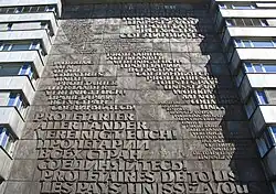 Prolétaires de tous les pays en plusieurs langues.