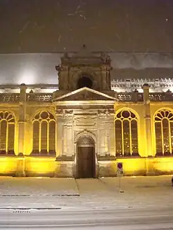 Portail sud et sa façade éclairés.