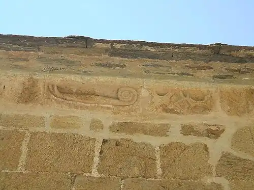 Motifs décoratifs sous la corniche de la partie gauche de la façade.