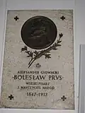 Plaque du sculpteur Stanisław Jackowski représentant de profil Bolesław Prus et commémorant le  « grand écrivain et professeur de la nation. »