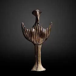 Figurine en terre cuite en forme de psi, HR III B 1 (vers 1280), provenant de Tirynthe, Musée du Louvre.