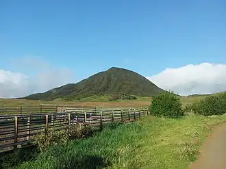 Le piton de la Source au centre.