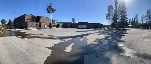 Gymnase et maison des jeunes.