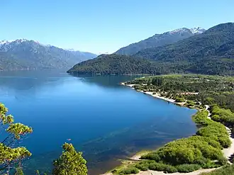 Un lac aux eaux bleues.
