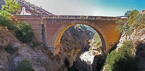 Pont de la N-323a sur le Tablate (XIXe s.) : deuxième du trio de ponts, vu depuis le pont nazari au nord