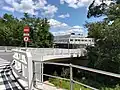 Pont pour l'entrée et la sortie des cars