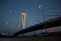 Pont des Amériques à la tombée de la nuit.