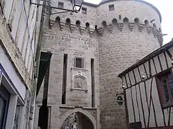 Couronnement de mâchicoulis bretons à arcs sur consoles, porte de la prison de Vannes.