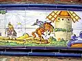 Azulejo de la place du village, décrivant une scène de combat de Don Quichotte contre un moulin à vent