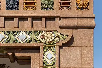 Détails sculptures en terre cuite.