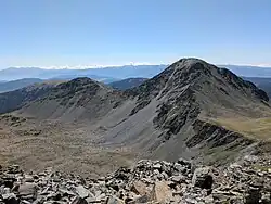 Puig Peric (altitude 2810 mètres), face nord. Le pic est le point culminant de la commune.
