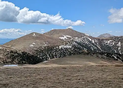 Puig de la Collada Verda, 2403m, vu depuis le pla Guillem, à l'extrémité est de la commune.