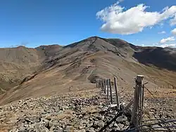 Vue vers l'est le long de la frontière franco-espagnole jusqu'au Puigmal d'Err (altitude 2 910 mètres), Pyrénées-Orientales. Commune d'Err à gauche ; municipi de Queralbs à droite.