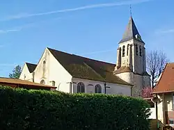 L'église Sainte-Geneviève, enclavée dans des propriétés privées.