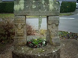 Puits datant du XVIIIe&nbsp;siècle au motif typiquement breton, installé dans la cour du manoir de Kermelin en 1960.