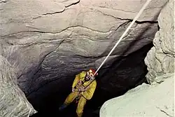  Homme descendant sur une corde