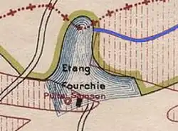 Un plan topographique montre l'emplacement du puits et d'une maison dans un étang.