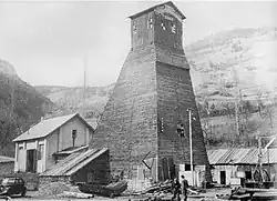 Vue du chevalement provisoire pendant le fonçage.