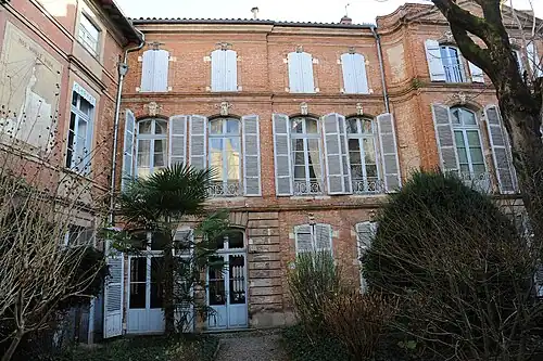 Puivert : façade d'axe sur jardin.