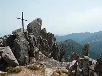 Vue de la croix sommitale.