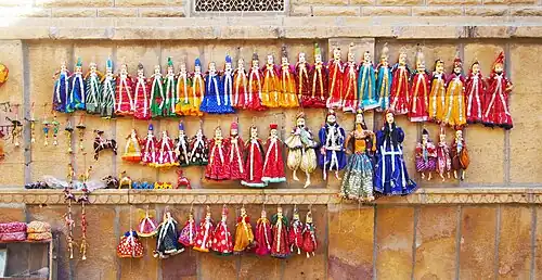 Marionnettes en vente dans les ruelles étroites du fort de Jaisalmer