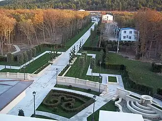 Grande allée d'entrée.