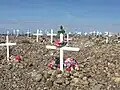 Cimetière de Puvirnituq-Chaque site d'inhumation est enroché et décoré de fleurs artificielles-2018-08-04