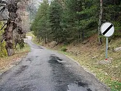 Panneau de fin d'interdiction sur une route départementale de montagne